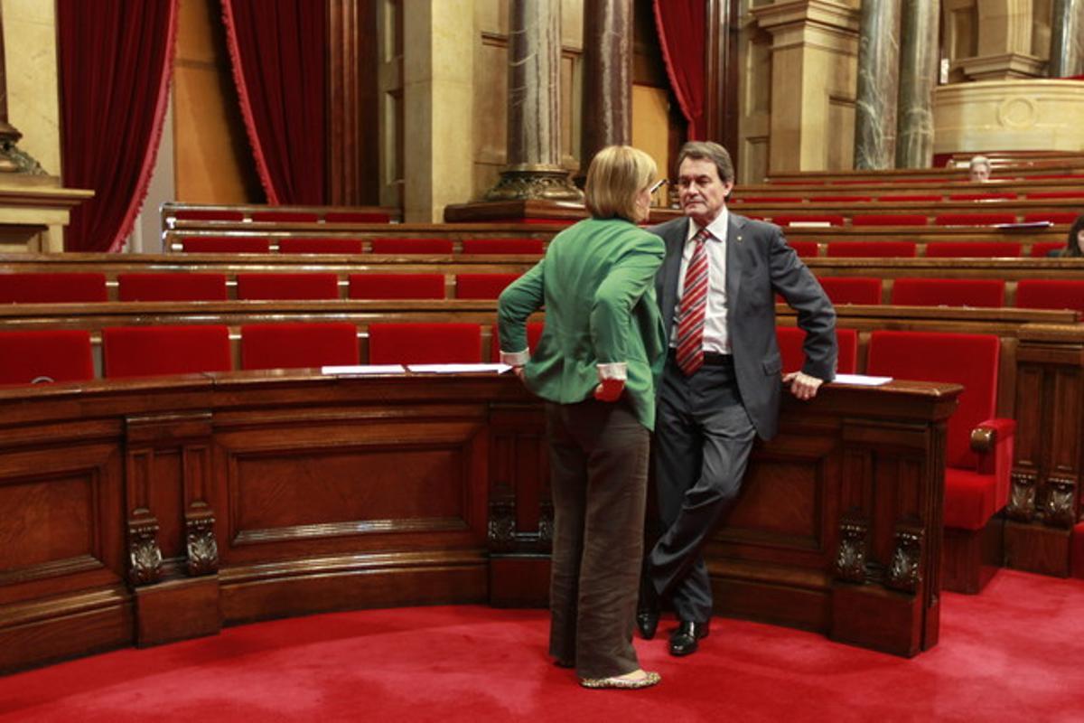 Artur Mas i Núria de Gispert intercanvien impressions al Parlament.