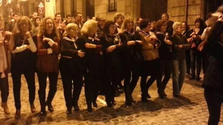 Las mujeres de la Filà Vascos desfilando por la calle San Nicolás en la «entraeta» de Mig Any.