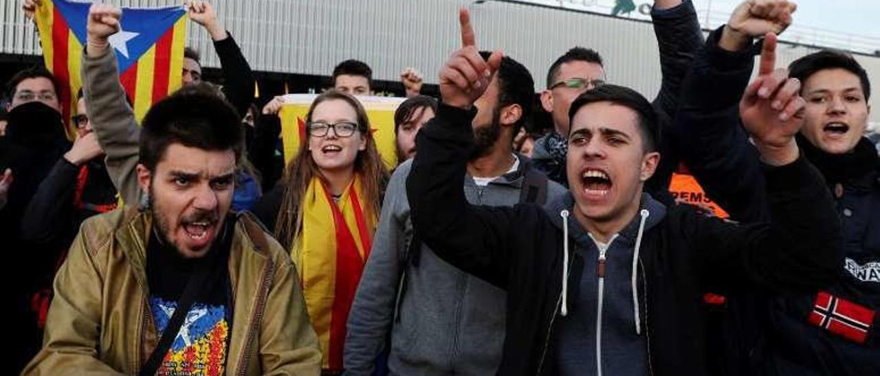 Adolescentes, durante una protesta el pasado martes delante de la estación de tren de Sants, en Barcelona. // Reuters