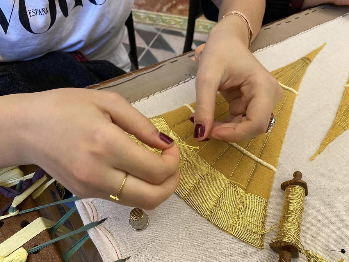 Así ha empezado la campaña "Ven a bordar el Manto de la Virgen"