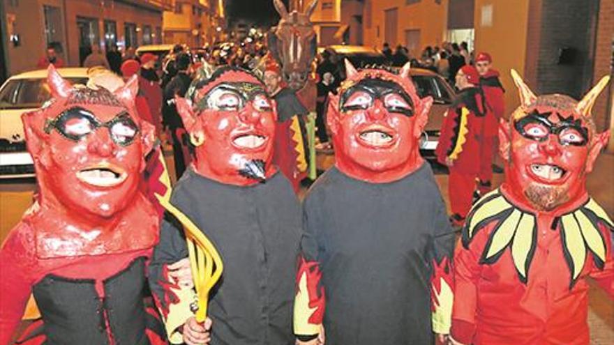 El fuego purificador y las tradiciones, en una consolidada ‘festa de Sant Antoni’ en el Grao
