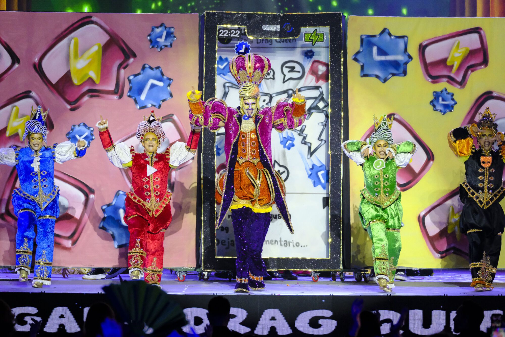 9. Drag Kalik (Elián Martín González) Con el patrocinio del Excelentísimo Ayuntamiento de la Real Ciudad de Gáldar, GM Distribuciones, Eventos y Carrozas José Halcón y Estética Integral Guía y un diseño del drag, Carolina Moreno y Daniel Guzmán presentan el espectáculo La vida es eso que pasa mientras miras la pantalla.