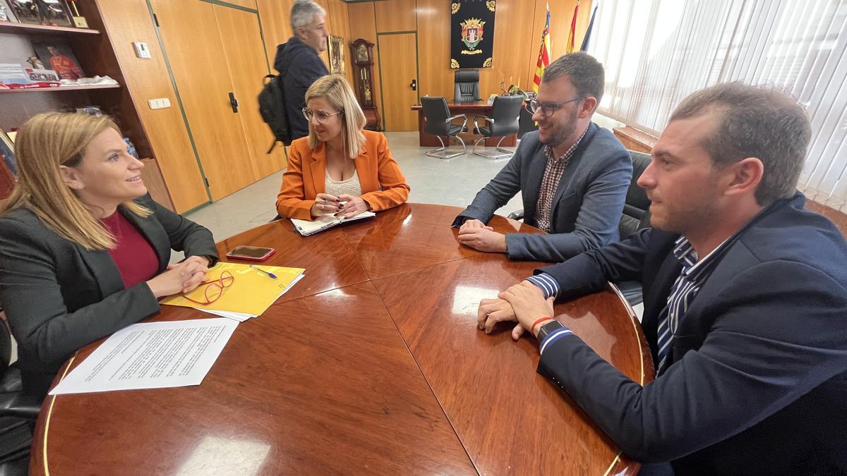 La visita de la delegada del Gobierno en la Comunidad Valenciana con la alcaldesa y los concejales de Petrer.