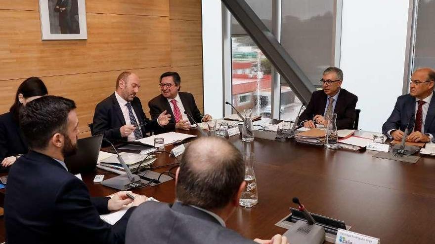 A la izquierda, Juan Cofiño, que presidió el consejo de la Zalia, conversando con el presidente de El Musel, Laureano Lourido, al inicio de la reunión.