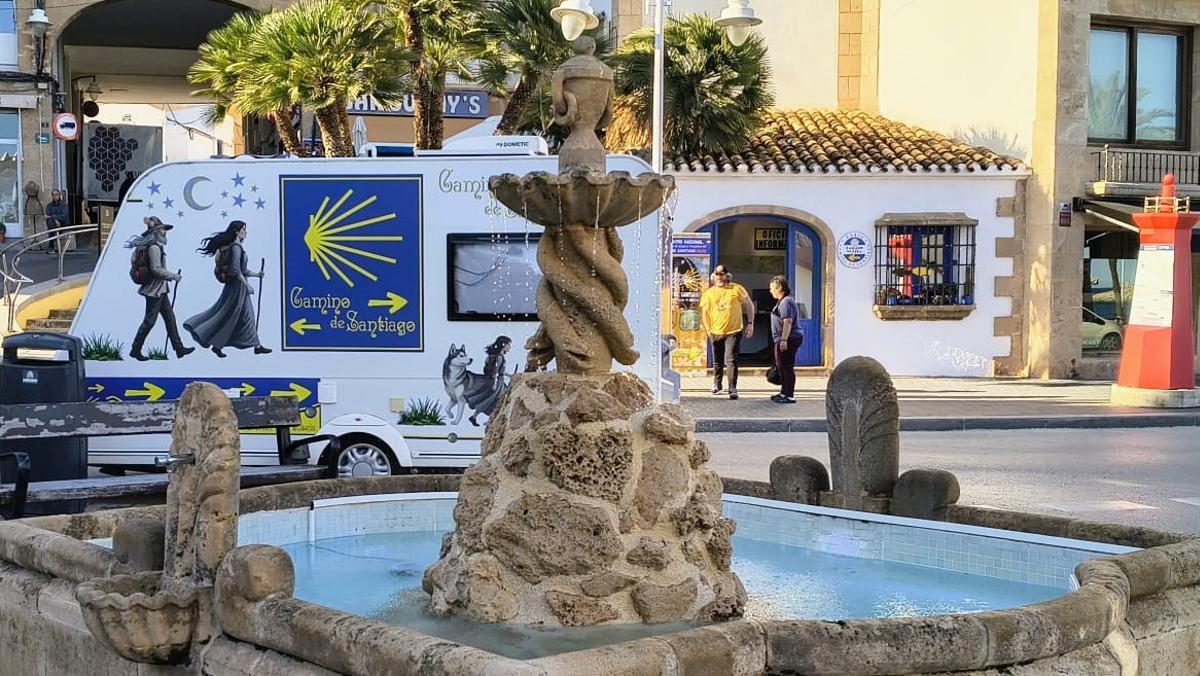 La caravana jacobea junto a la sede de Xàbia que marca el punto de partida del Camino del Alba