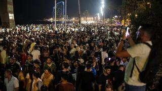 Los chiringuitos de playa de Barcelona reclaman celebrar de nuevo la verbena de Sant Joan