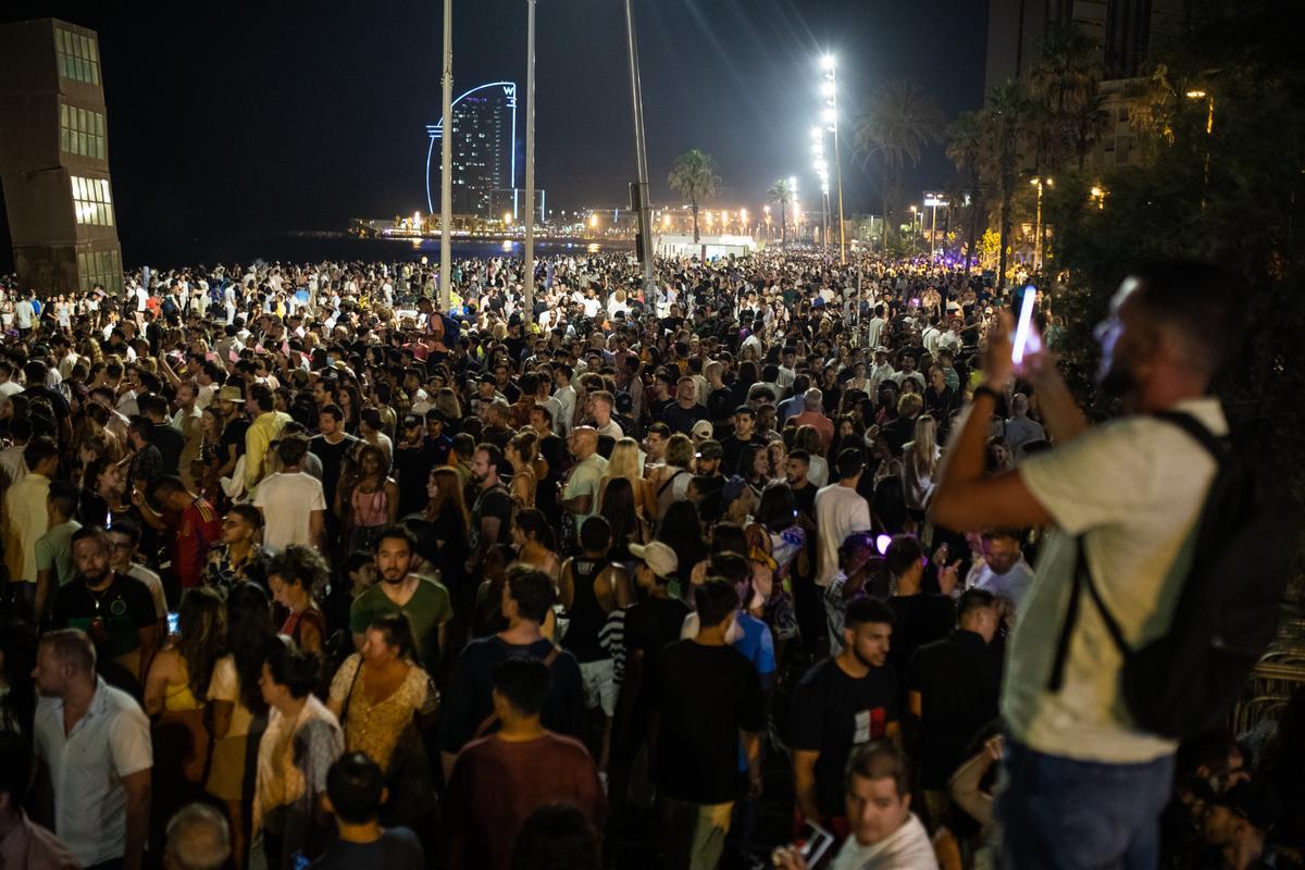 La revetlla torna a la platja a Barcelona