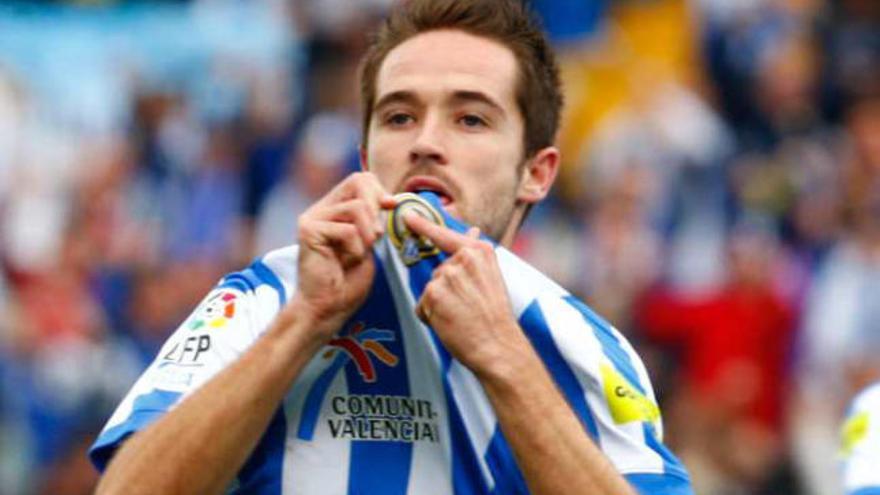 Míchel Herrero celebra su gol ante el Elche señalándose el escudo del Hércules.