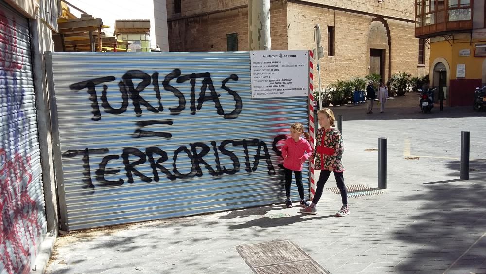 Graffiti gegen Touristen in Palma.