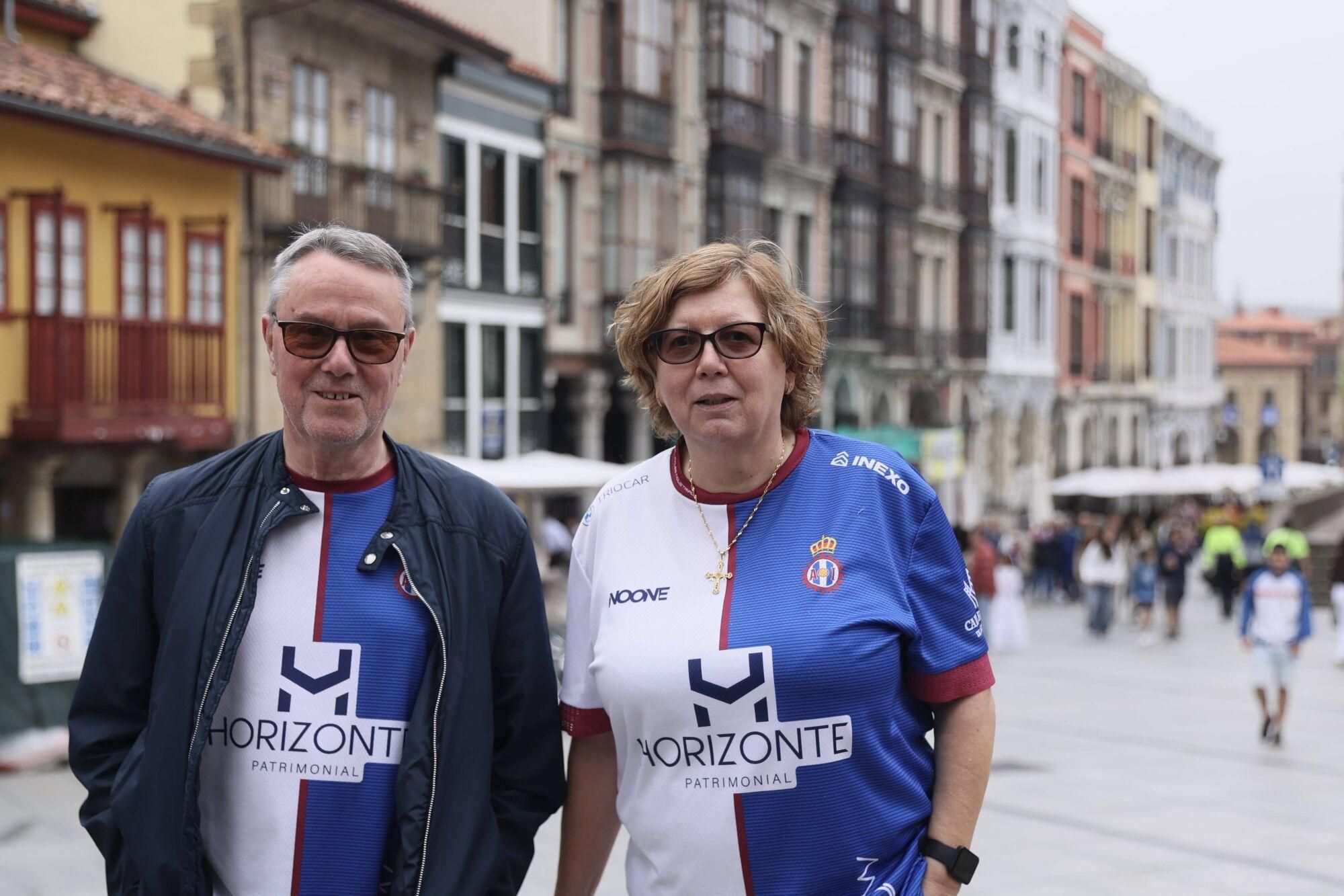 .La afición del Avilés calienta motores antes del partido del posible ascenso
