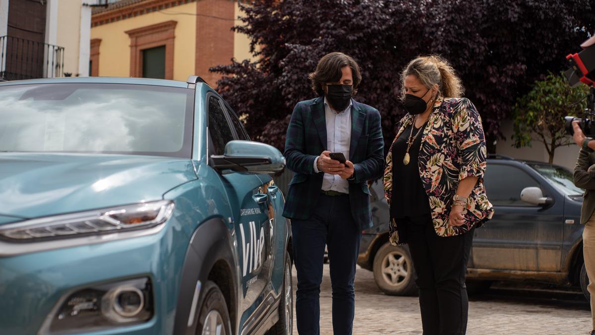 Maxi González, de Hyundai Maven e Hijos, explica a la alcaldesa de Talavera la Real cómo usar la aplicación.