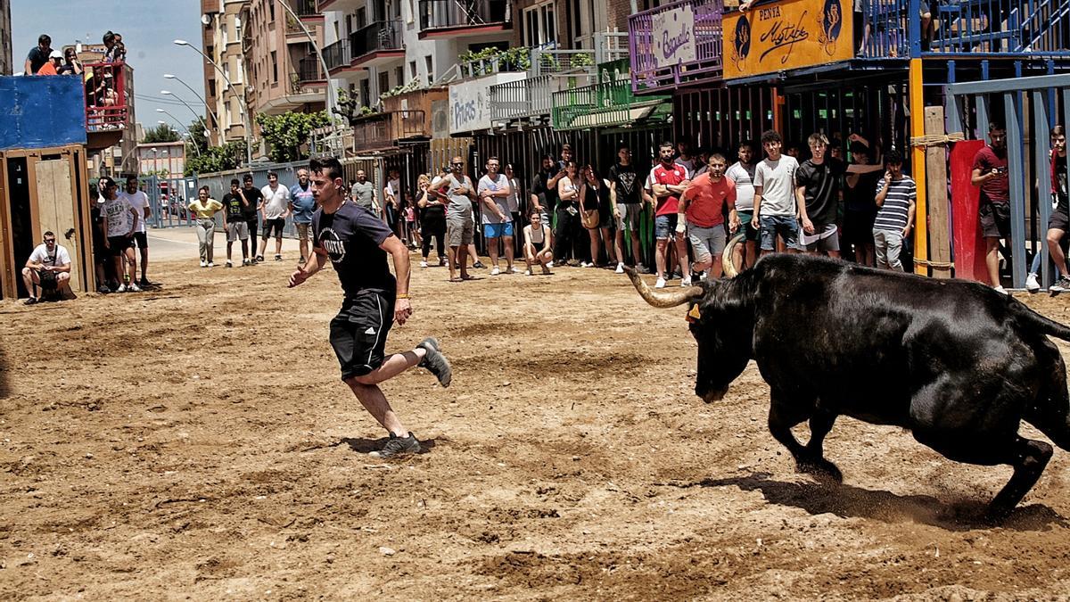 Un &#039;rodaor&#039; sale a la carrera de una vaca, este viernes al mediodía, en Vila-real.