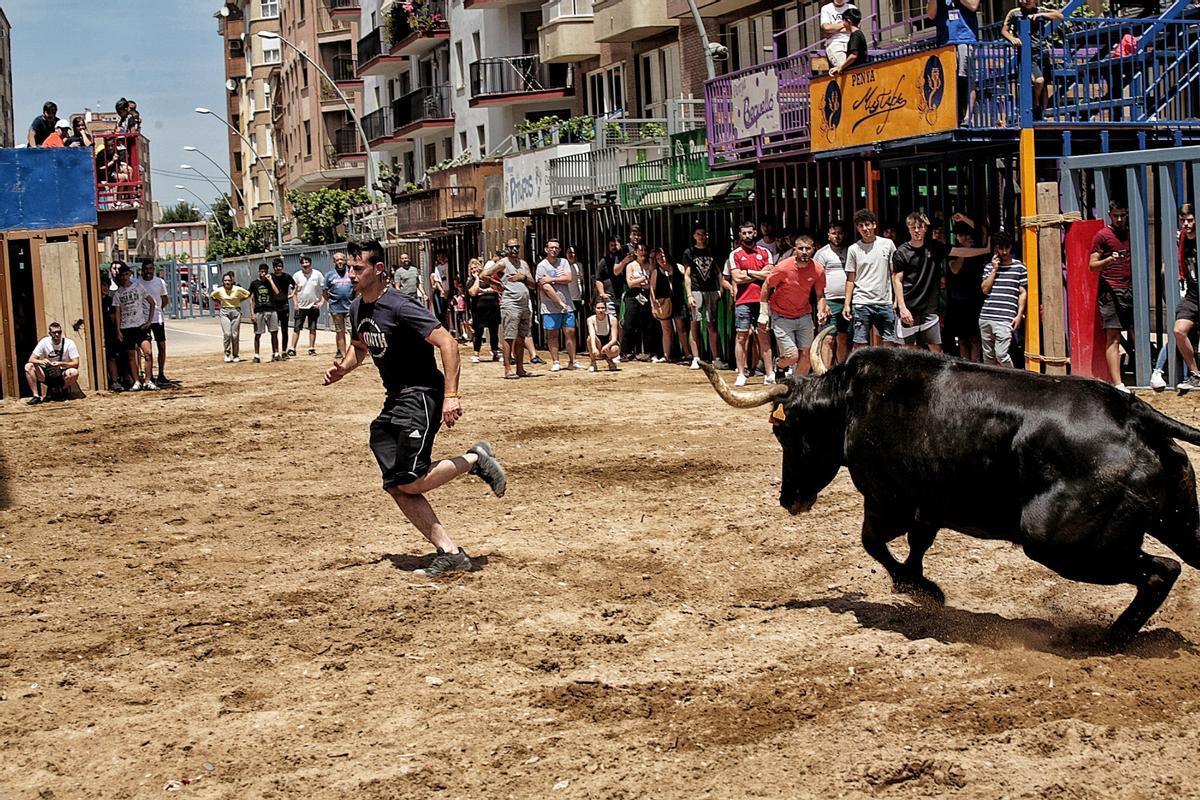 Un 'rodaor' sale a la carrera de una vaca, este viernes al mediodía, en Vila-real.