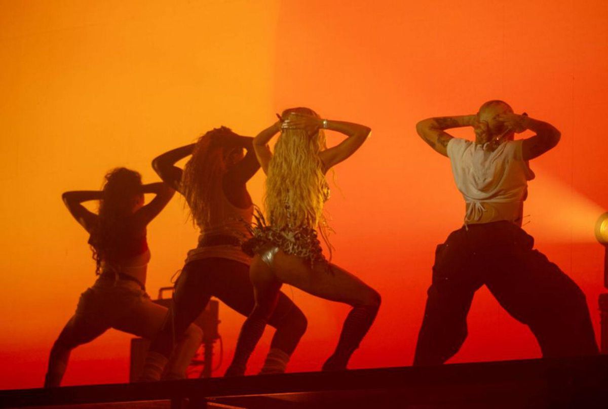 La catalana estuvo acompañada por bailarines sobre el escenario. | ANA B. MUÑOZ