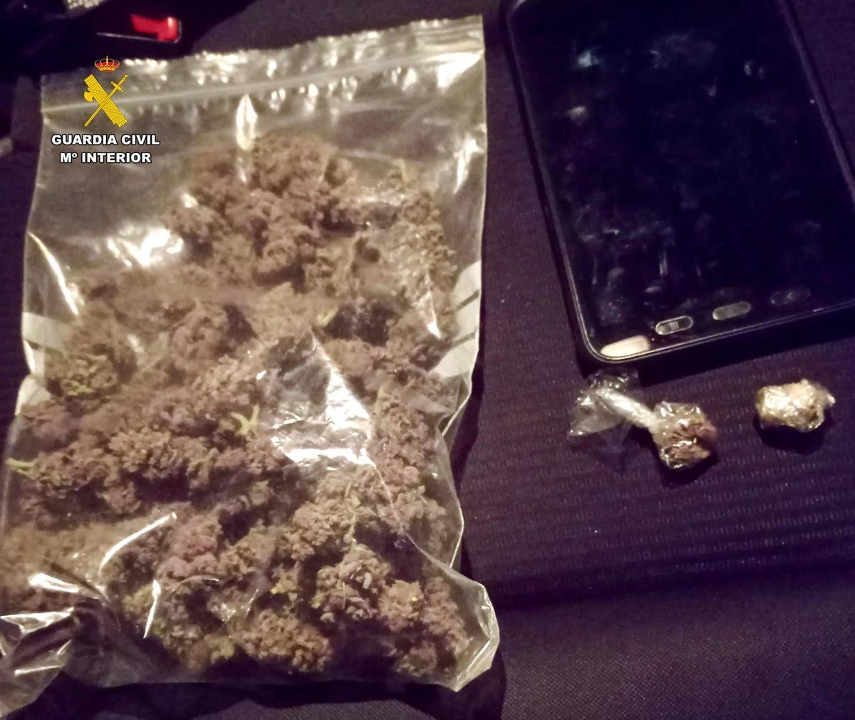 La bolsa de cogollos de marihuana.