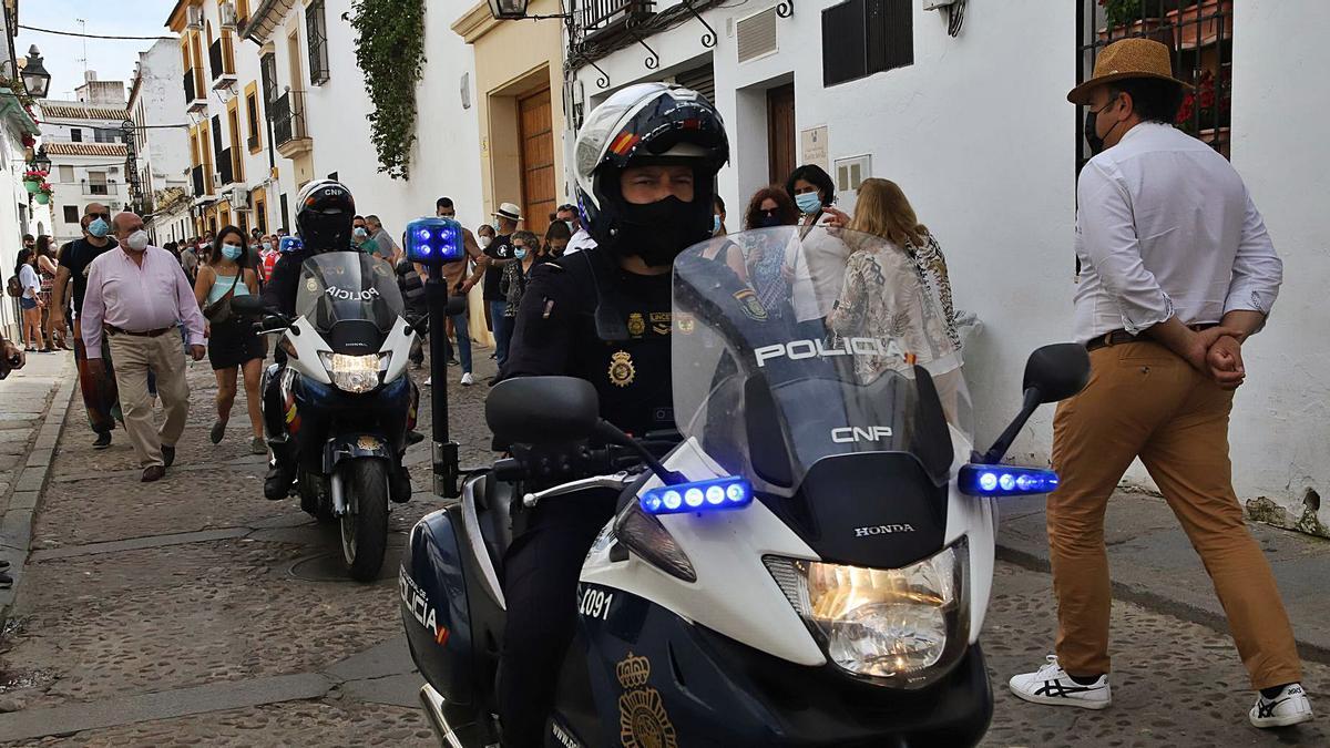 La Policía Nacional, por el Alcázar Viejo.