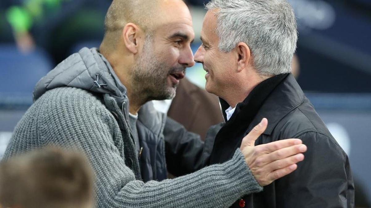 Pep Guardiola y Jose Mourinho se saludan en un derbi de Manchester en la Premier League.
