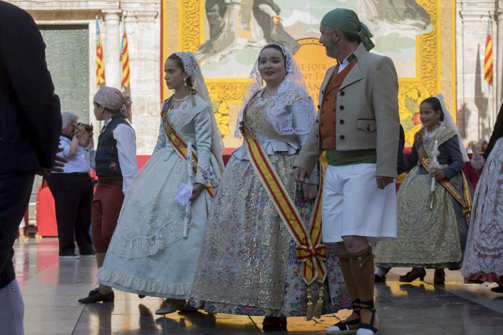 Desfile de las falleras mayores de las diferentes comisiones durante la procesión general de la Mare de Déu dels Desemparats.