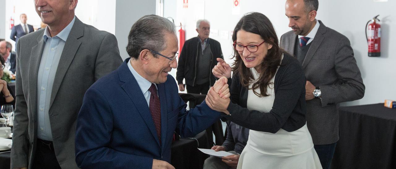 Oltra y Luna se saludan, en una imagen de archivo