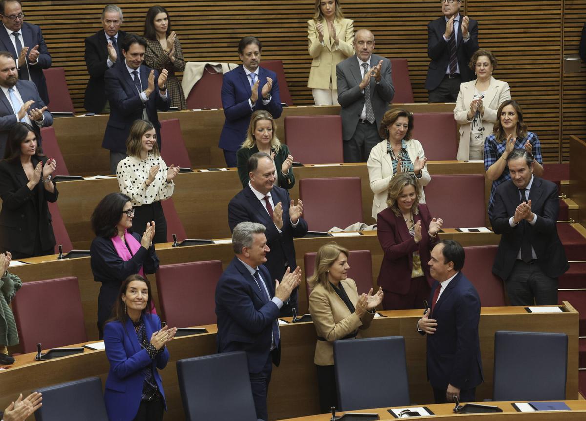 VALENCIA. VLC. Acto de investidura en Les Corts de Perez Llorca. Mazón en su nuevo asiento en la última fila del hemiciclo