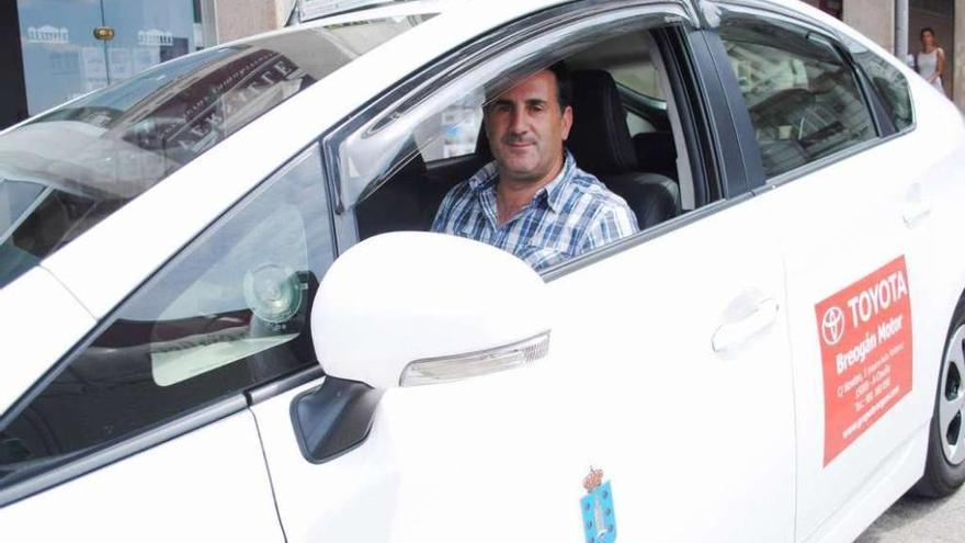 El taxista Manuel Diérez, en el interior de su vehículo. catalina bermejo