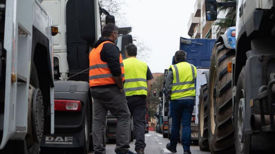 1.-Transportistas junto a sus vehículos. 2.-Camiones que participaron en la marcha. 3.- Un tractor muestra un cartel. 4.-Camiones participantes en la movilización. 5.- Camiones que participaron en la movilización. 6.- Antonio Feo, transportista en huelga. 7.- Camiones por una de las vías de la ciudad. 8.- Transportistas charlan entre los vehículos.