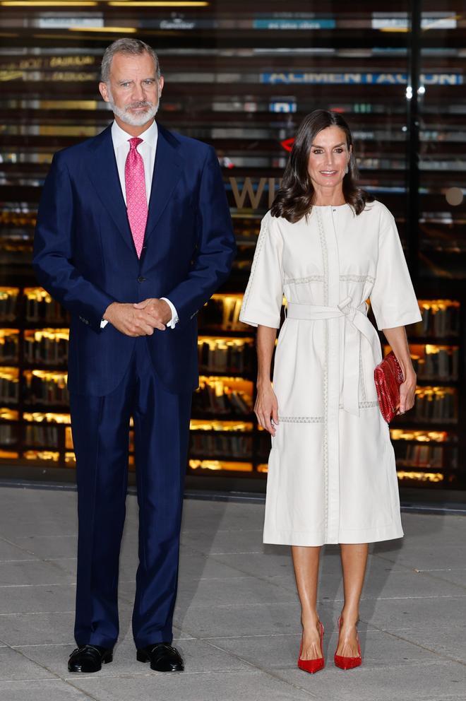 El rey Felipe VI y la reina Letizia, con vestido de Massimo Dutti, presiden el acto inaugural del Año Picasso