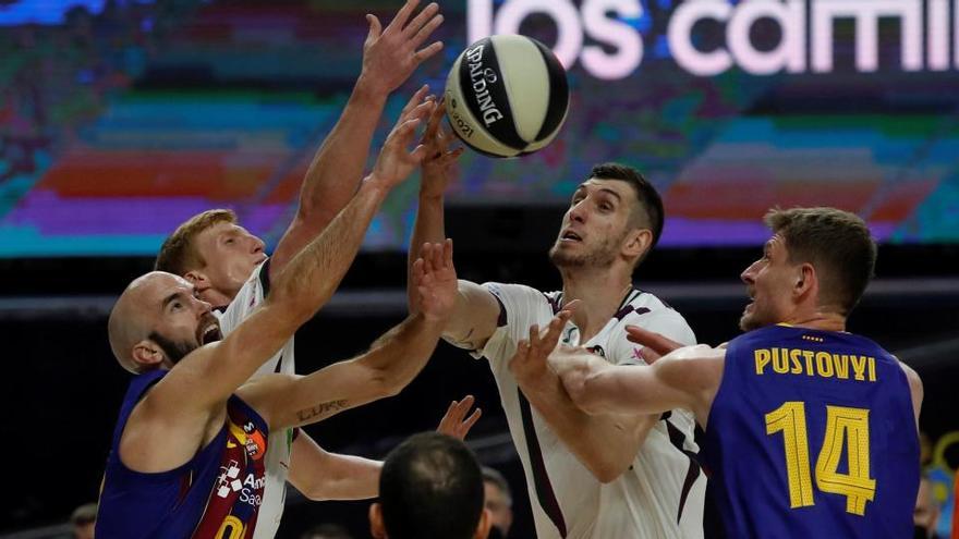 Guerrero y Alberto Díaz, ante Pustovyi y Calathes, en el Barcelona-Unicaja.