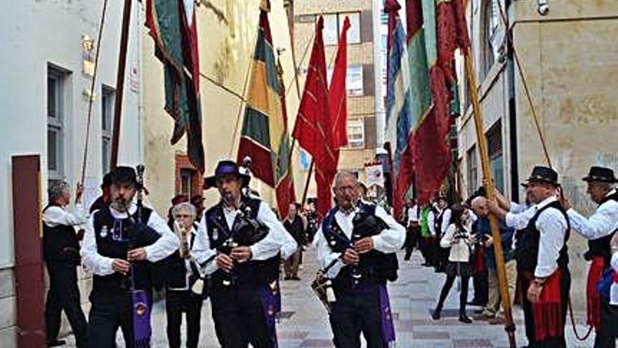 Llegada del desfile de pendones al Teatro Reina Sofía.