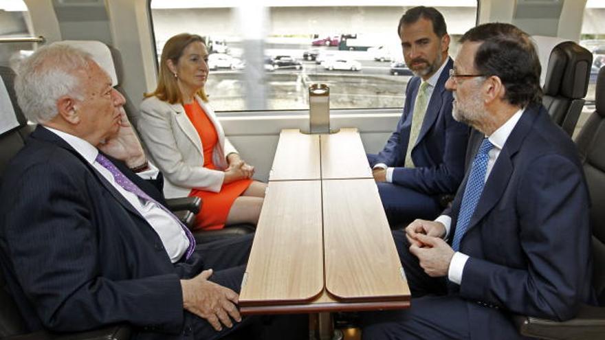 El Príncipe Felipe, Rajoy, Pastor y García-Margallo, en el AVE.