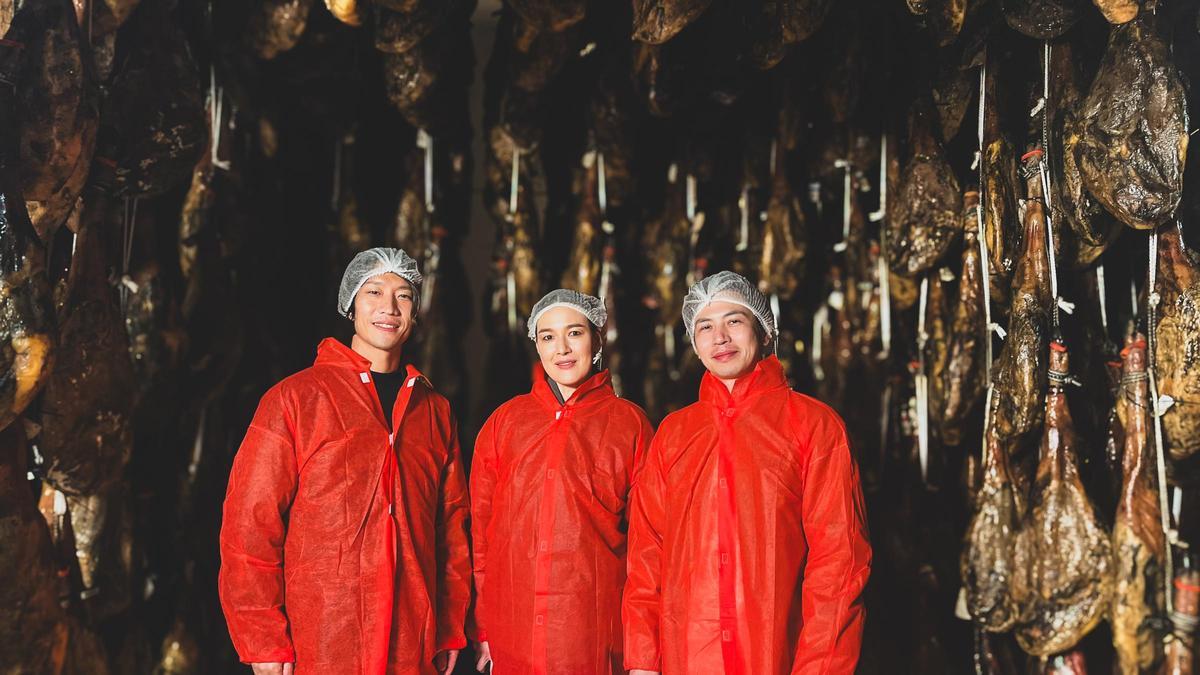 Ayako Suwa Kunihiko Nohara  y Takashi Yoshida , en un secadero de jamón ibérico.