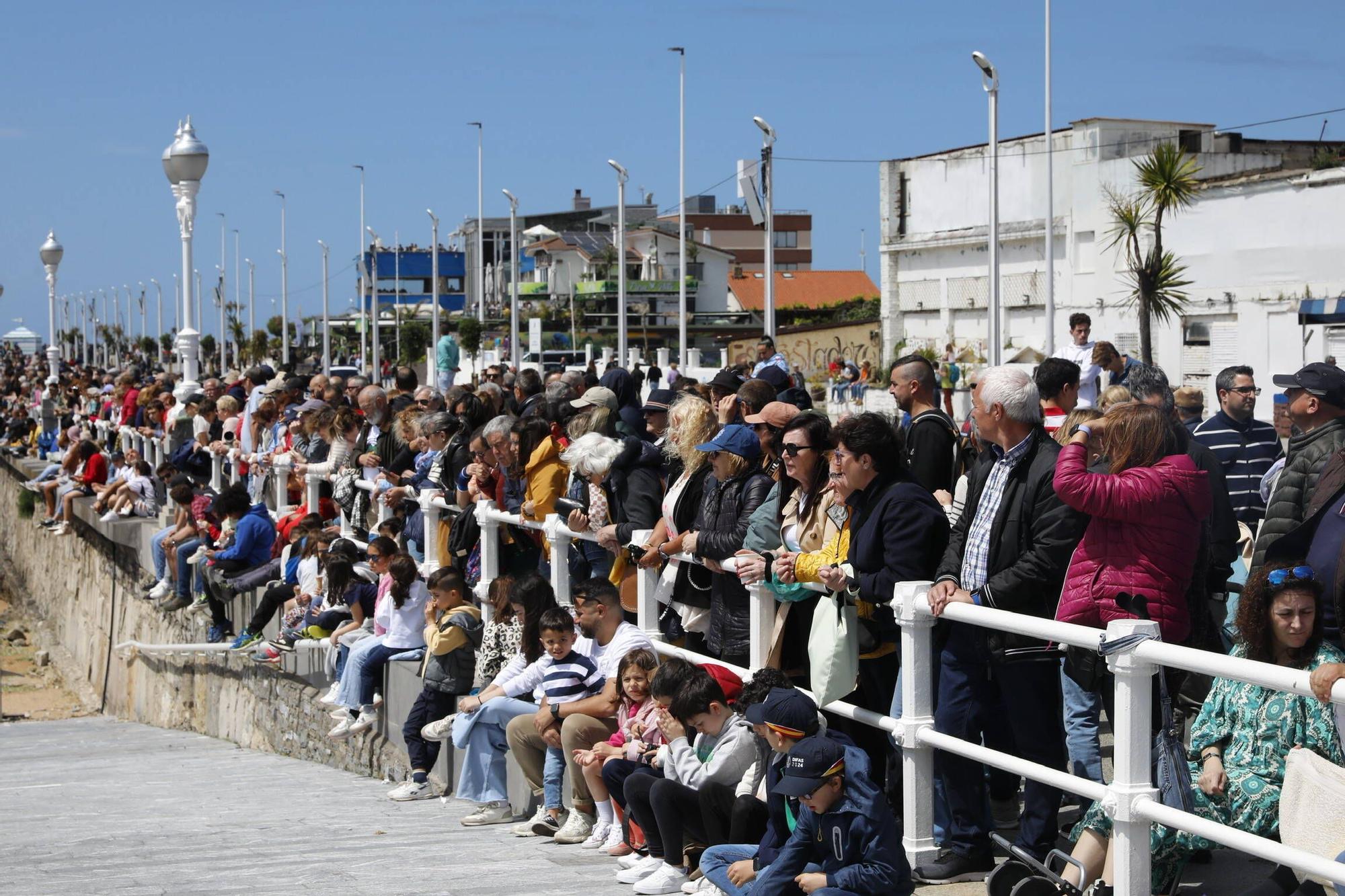 EN IMÁGENES: Así fue la revista naval  del Rey Felipe VI y la exhibición aérea en Gijón por el Día de las Fuerzas Armadas