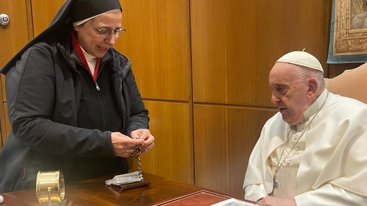 Sor Lucía ha donat al Papa el rosari d'un soldat mort al front i el Papa hi ha fet un petó i s'ha emocionat
