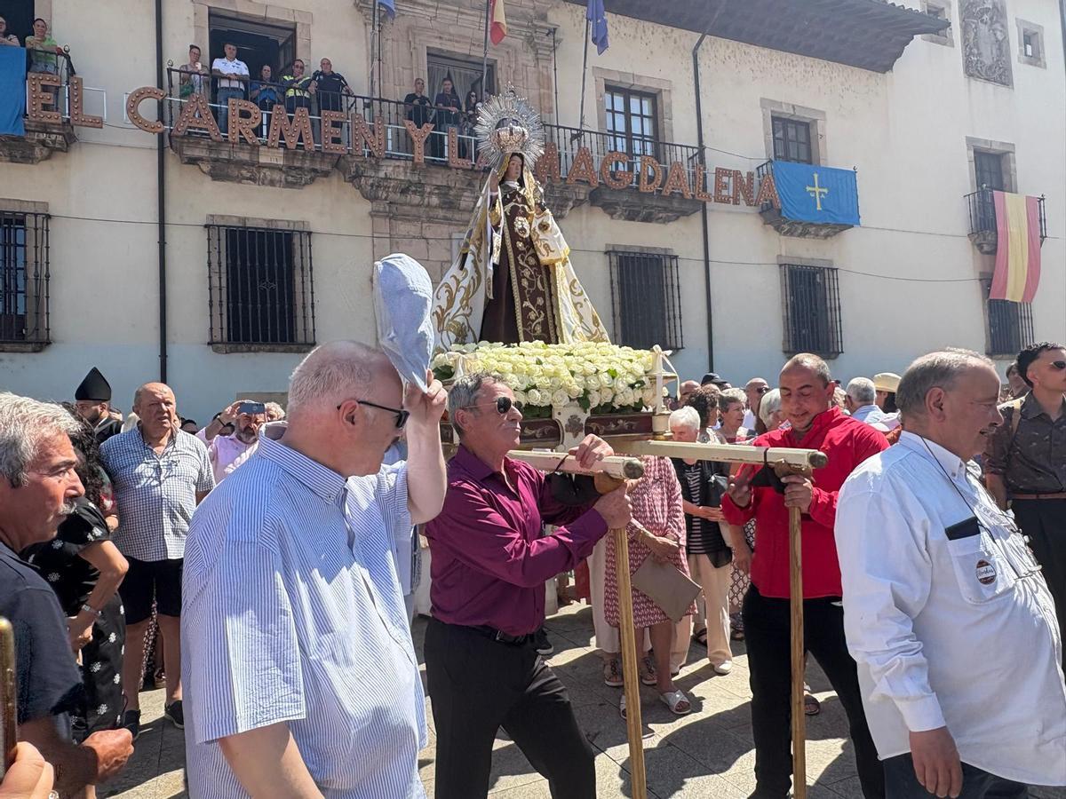 La pólvora acompañó a la primera procesión del Carmen en Cangas del Narcea