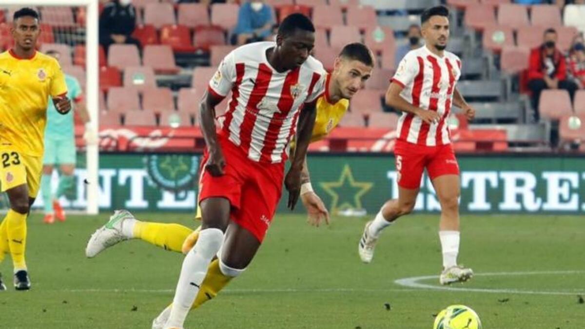 Umar Sadiq, en un encuentro con el Almería