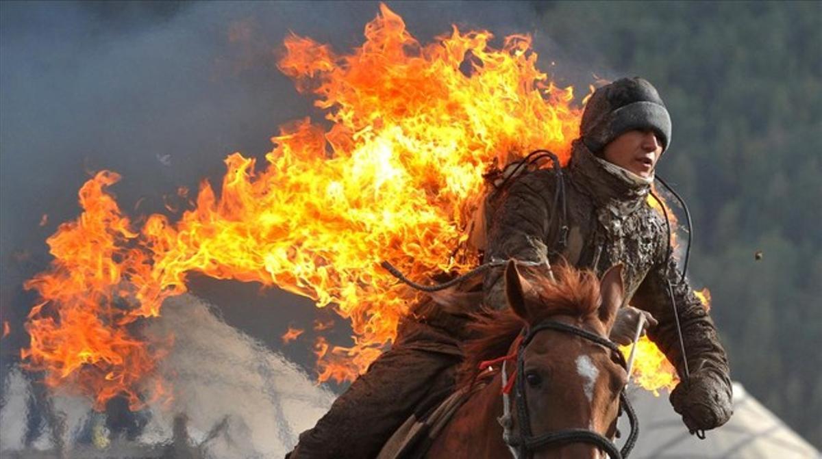 Exhibición de un jinete que cabalga con la espalda en llamas.