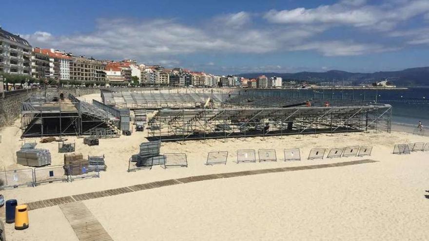 Aspecto de las obras de montaje del estadio de Silgar en la tarde de ayer. // FDV