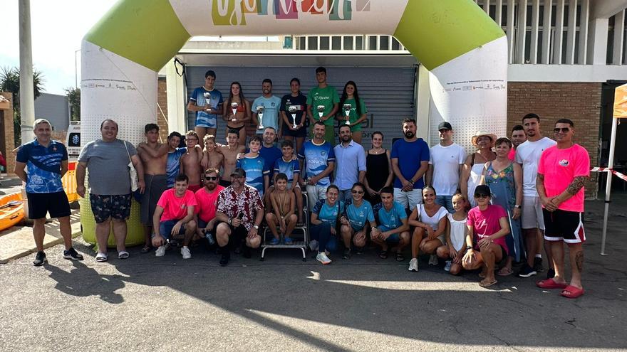 Más de 150 nadadores completan la Travesía a Nado de las fiestas del Port