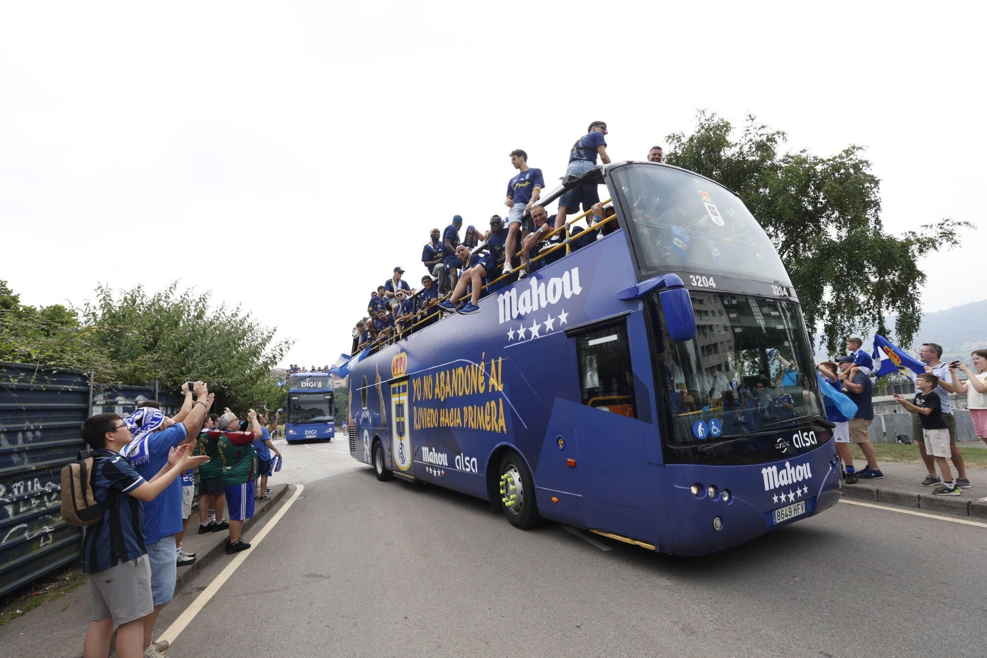 Locura azul en las calles de Oviedo para celebrar el ascenso del equipo a Primera División