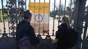 Acceso al parque de la Ciutadella cerrado por el aviso de fuertes rachas de viento