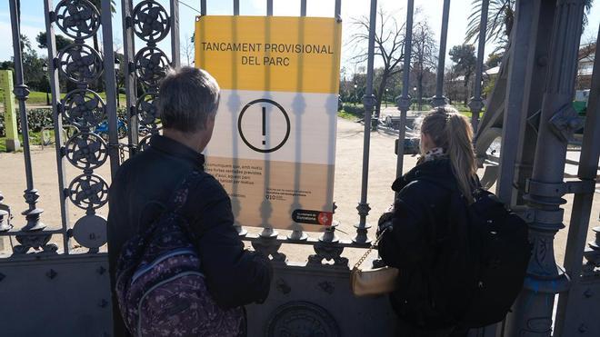 Acceso al parque de la Ciutadella cerrado por el aviso de fuertes rachas de viento