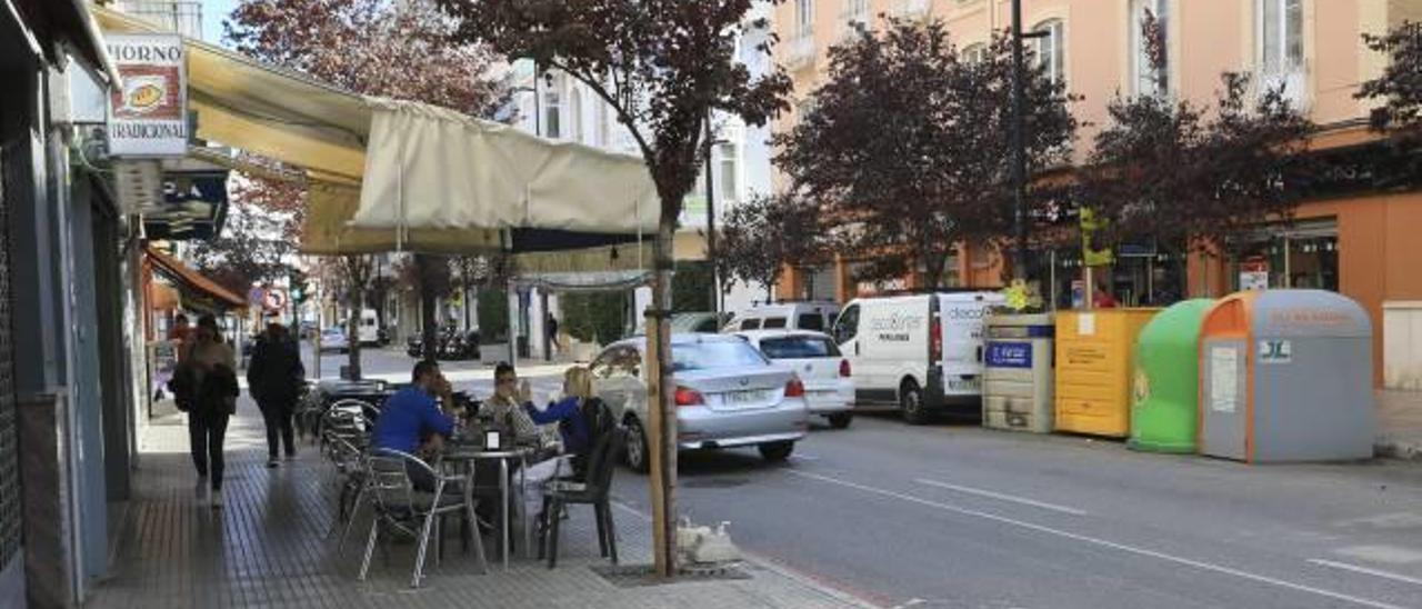 Gandia obliga a los bares a cumplir la norma y retira los cerramientos de las terrazas