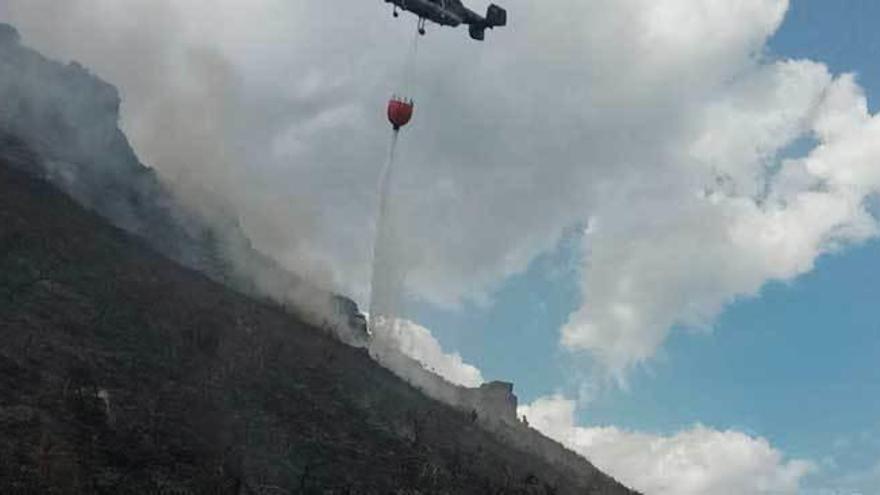 El helicóptero suelta su carga de agua.