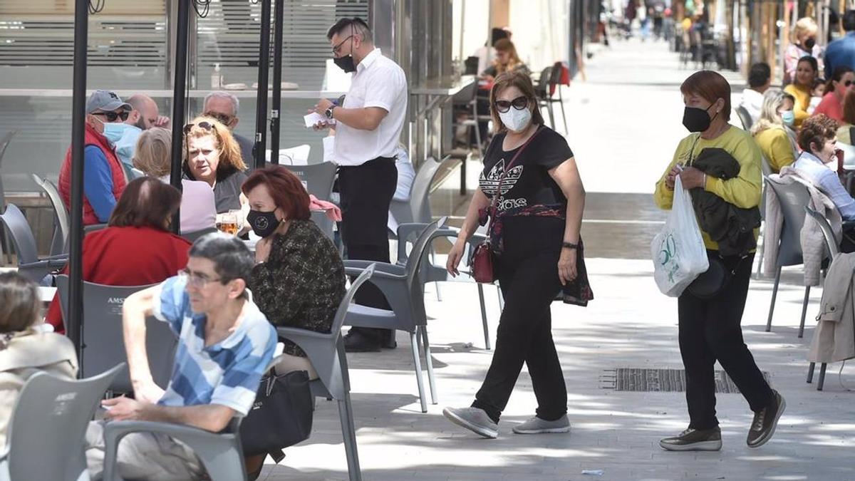 Varias personas en la terraza de un bar de Murcia.