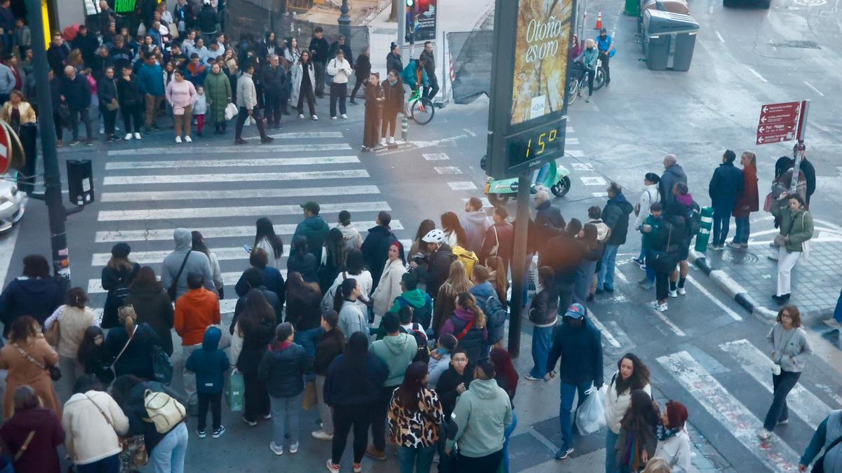 Gente esperando en semáforos en València.