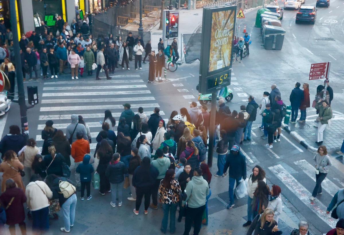 Gente esperando en semáforos en València.