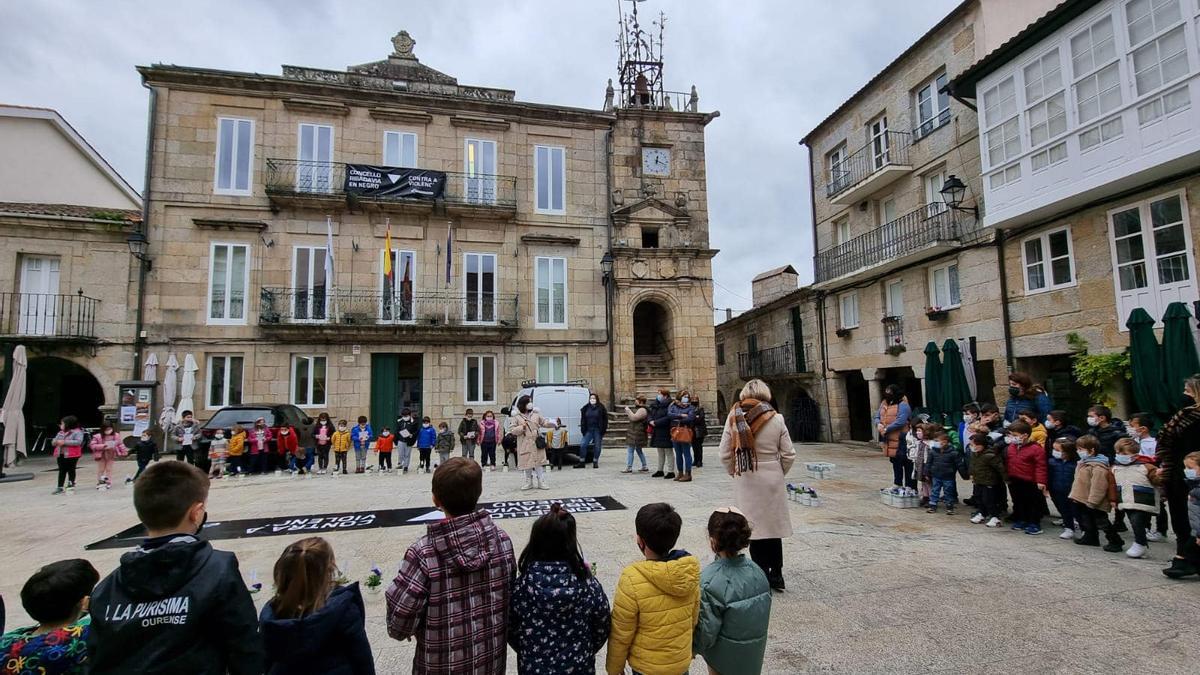 Alumnos del CRA Amencer de Ribadavia, concentrados en la Plaza Mayor con la alcaldesa.