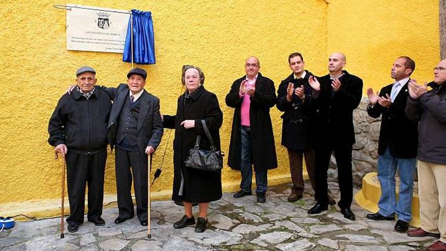 Sebastián Llinares, Carmelo &quot;Chorret&quot; y Maruja Gómez, tres de los supervivientes del bando republicano que descubrieron la placa homenaje ayer