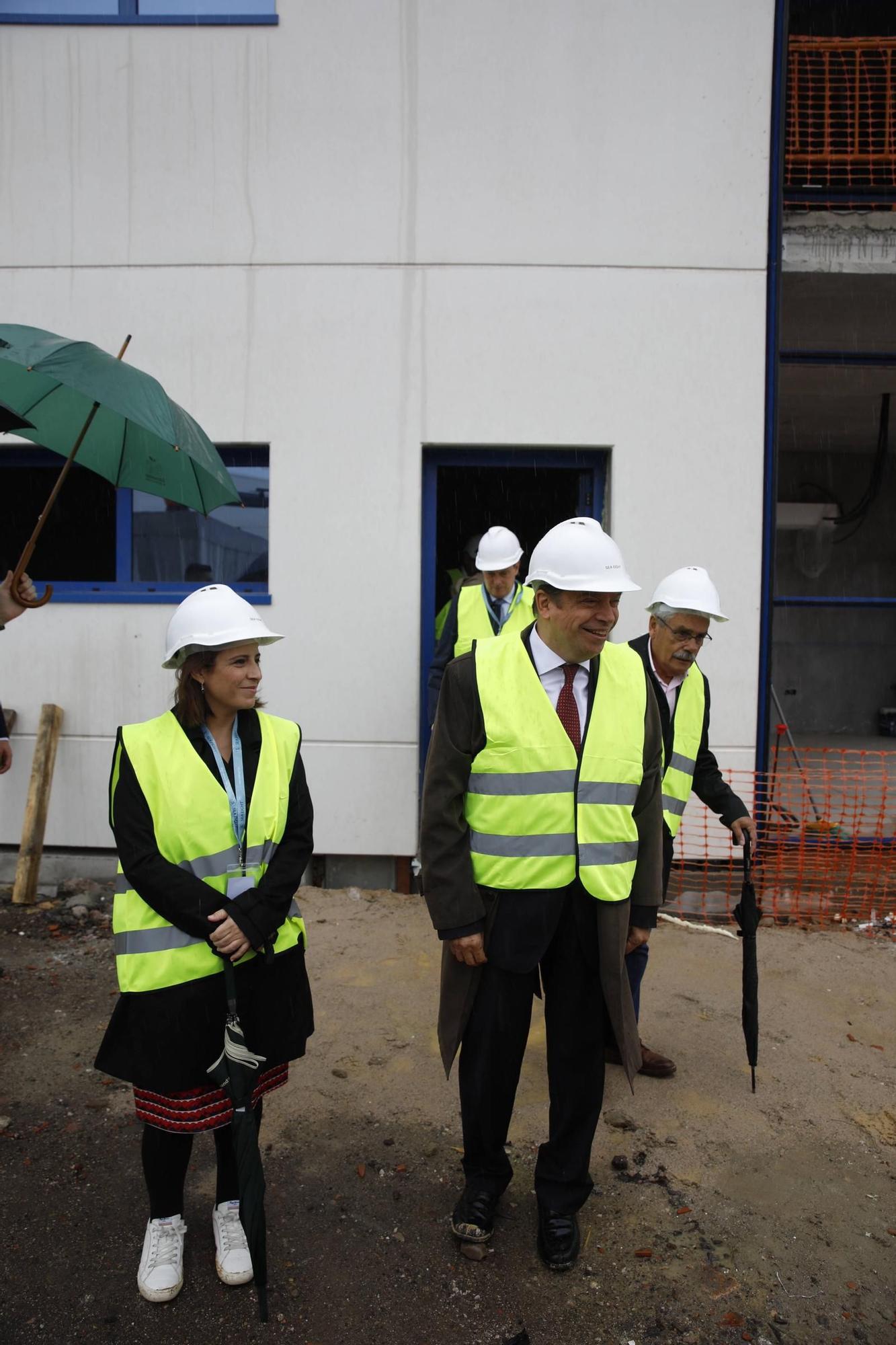 La visita del ministro Planas a la piscifactoría de lenguados en El Musel, en imágenes.
