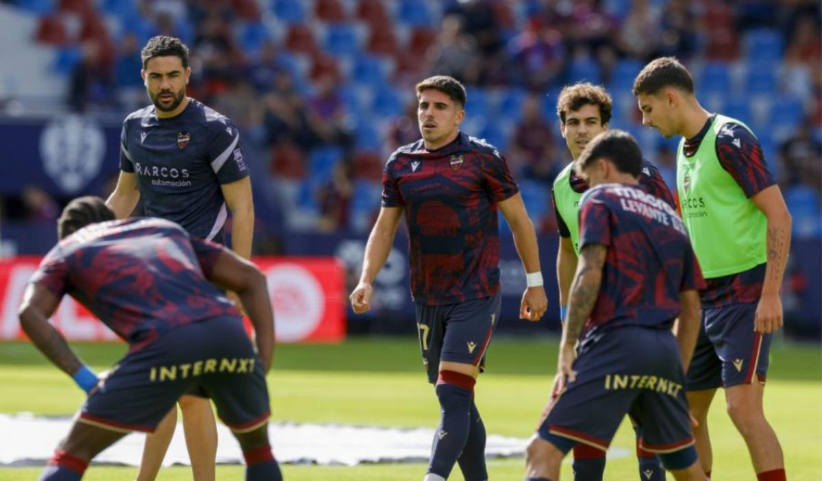 Vicente Iborra atento durante el calentamiento previo ante el Celta de Vigo